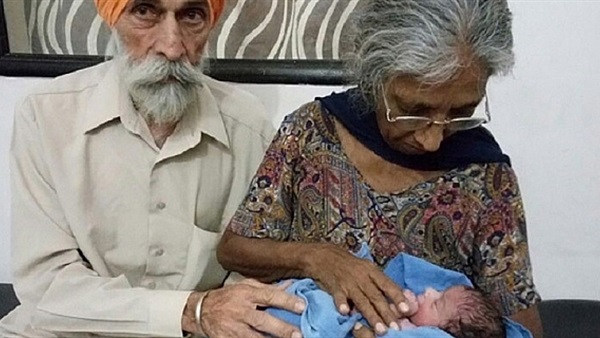 بالصور.. أشهر 10 سيدات عجائز أنجبن في الستينيات من عمرهن