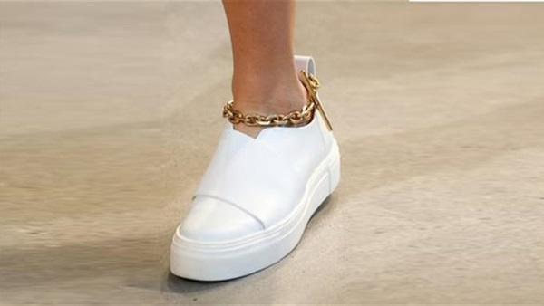 السوار الذهبى يزين «قدميكي»