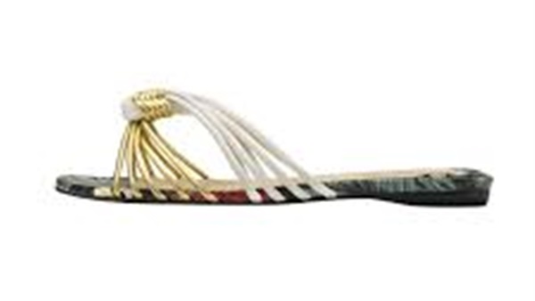 كعوب الأحذية تجذب النظر اليها  في صيف 2016