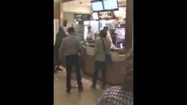 بالفيديو.. خناقه بين امرأتين وموظفى «ماكدونالز» 