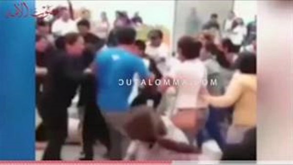 بالفيديو.. «خناقة حريمي» في مول تجاري بسبب عروض الأسعار على الأحذية