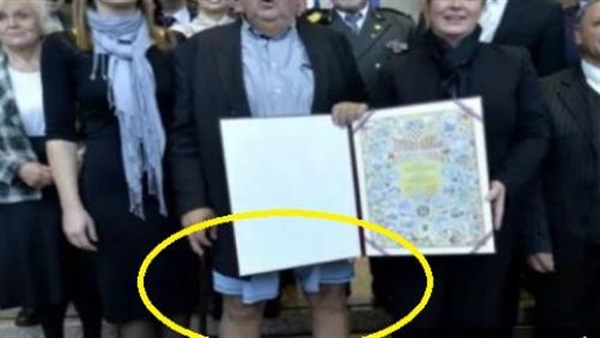 سقوط سروال شخص أثناء تسلمه شهاده تقدير من رئيسة البلاد