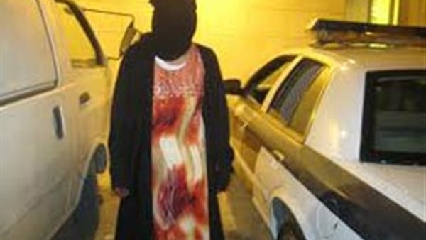سجين أندونيسي يهرب من السجن متنكرا في زي سيدة محجبة