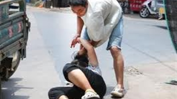إماراتي يجر زوجته من شعرها الي الشارع بسبب «الشيشة»