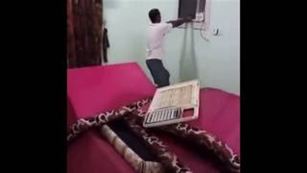 بالفيديو..اراد تصليح المكيف وعندما ازال الجزء الامامي وجده ملئ بالخفافيش