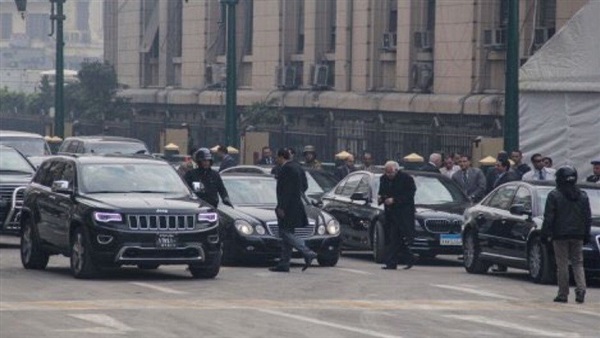 سائقو سيارات أمير سعودي يحتجون في باريس للمطالبه بمستحقاتهم