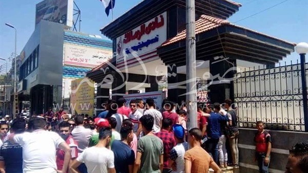 بالصور..اقبال كبير على التذاكر أمام بوابة الزمالك 