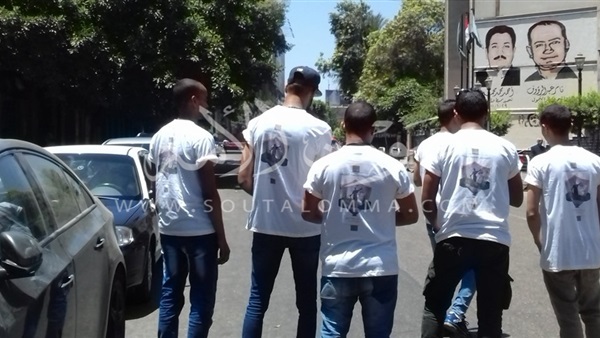بالصور.. المترشحون لمقعد نادى القضاه يطبعون صورهم على الـ«تى شيرتات» 
