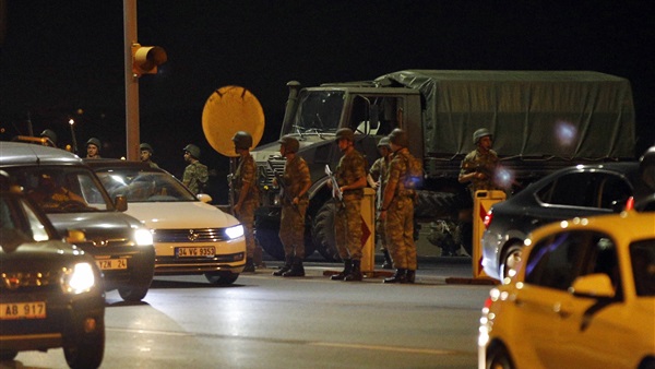 الجنود «الانقلابيون» يتحدون أردوغان ويعلنون استمرارهم في القتال