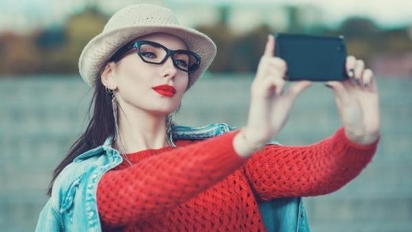 مدمنة "سيلفي" تحذر من إدمان التكنولوجيا بعد إصابتها بمرض نادر