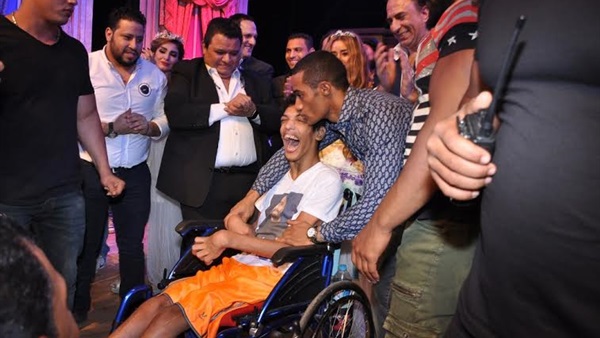 بالصور.. محمد رمضان يجذب الأنظار بإنسانيته