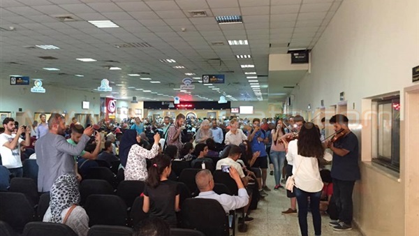 «أوركسترا فلسطين الموسيقية» تعزف للمسافرين بمعبر الكرامة