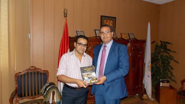 رئيس جامعة المنصورة يكرم مدرس مساعد بكلية السياحة والفنادق