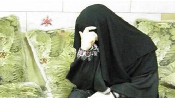بالفيديو.. سيدة تفضح زوجها: «على علاقة غير شرعية بمسنة»