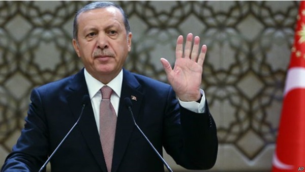 بالفيديو.. أردوغان يطالب أنصاره برفع شارة «رابعة» 