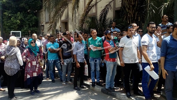 بالصور.. بدء الوقفة الاحتجاجية لحملة «الماجستير» أمام النواب