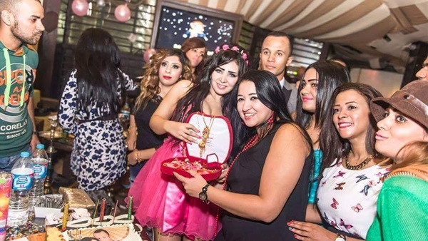 بالصور.. «لوليا» تحتفل بخطوبتها لضابط شرطة فى حفل عيد ميلادها