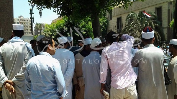 بالصور.. الخطباء يجددون وقفتهم الاحتجاجية أمام النواب