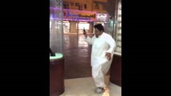 بالفيديو.. أطرف لقطات تصوير المطر بالخليج