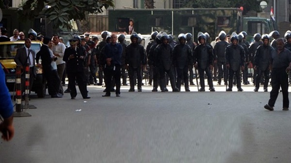 الأمن يغلق شارع عبد الخالق ثروت 