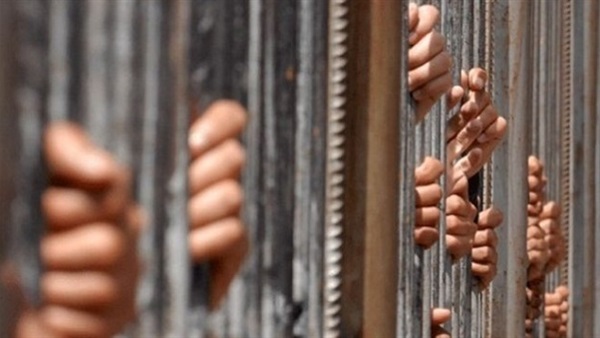 حبس 8 أشخاص متهمين بلعب القمار على مقهى بالإسكندرية