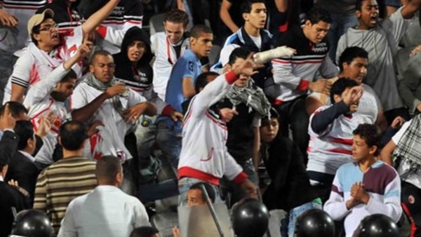 عاجل.. مشاجرات بين جماهير الزمالك في المدرجات