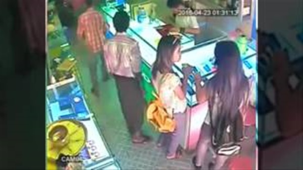 بالفيديو.. لص يسرق هاتفًا بطريقة ماكرة