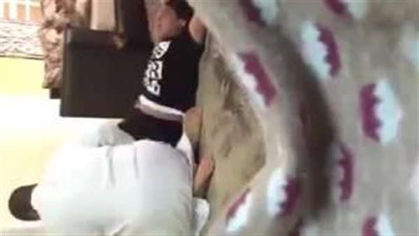 بالفيديو.. سعودي يكبل ابنه بالسلاسل