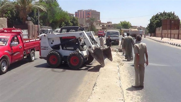 بالصور.. تشجير ودهان بلدورات الشوارع بأسيوط ضمن مباردة«حلوة يا بلدي»