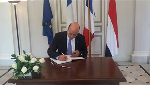 بالصور.. قنصل فرنسا بالإسكندرية يستقبل التعازى فى ضحايا«نيس» 