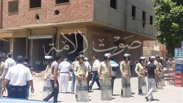 بالصور.. إزالة البرج المخالف بمنطقة الفرز فى السويس 