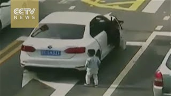 بالفيديو.. طفل تصدمه سيارة بعد هروبه من سيارة جدته