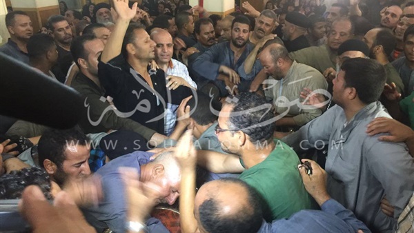 بالفيديو والصور.. الكنيسة تشيع جثمان قتيل "طهنا الجبل" بالمنيا فى جنازة حاشدة.. البابا تواضروس يقدم العزاء لأسرته 