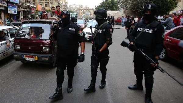 «الداخلية»: نحقق في فيديو سحل الشرطة لسيدة وأطفالها بالدقى