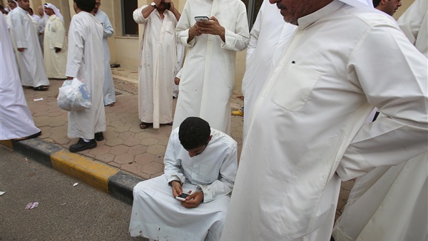 الداخلية الكويتية تمنع وقوف السيارات أمام المساجد