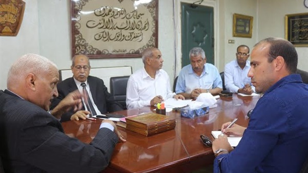 محافظ السويس يلتقى مسئولي النظافة لمناقشة سبل الاستفادة من تدوير القمامة
