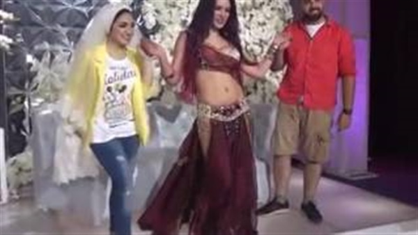 بالفيديو.. عروسان يرتديان ملابس كاجوال في ليلة زفافهما