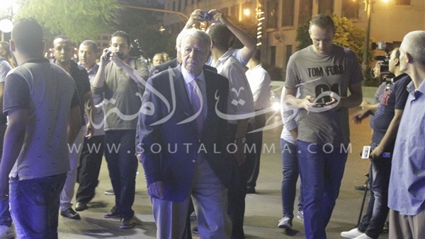 بالصور.. «حسن حمدي» يصل عزاء طارق سليم