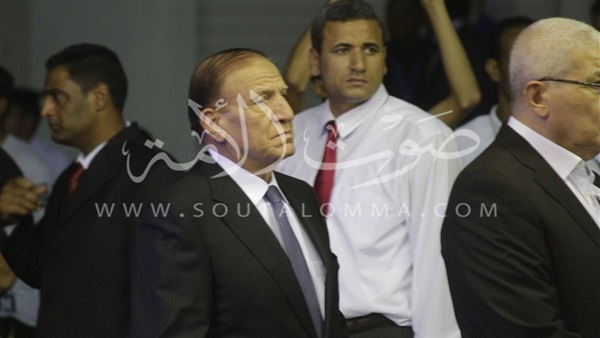 بالصور.. «عنان» يصل عزاء الراحل طارق سليم