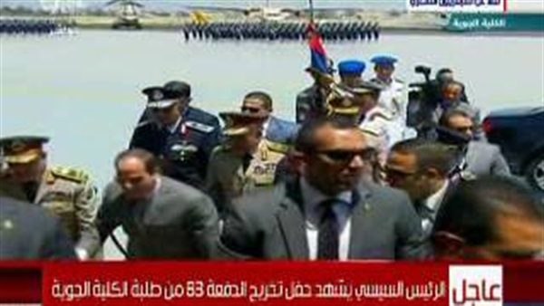 بالفيديو.. صعود «السيسي» لمنصة الاحتفال بتخرج طلبة القوات الجوية