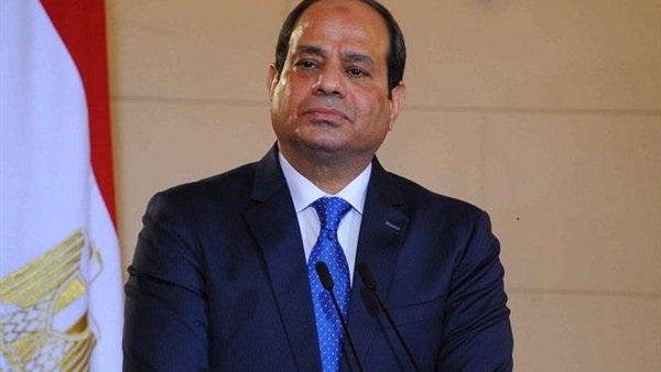 «السيسي» يقلد أوائل «الجوية» نوط الواجب العسكري من الطبقة الثانية