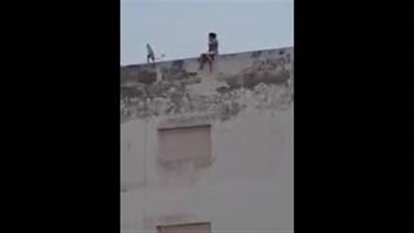 بالفيديو.. فتاة مغربية تحاول الانتحار من أعلى بناية