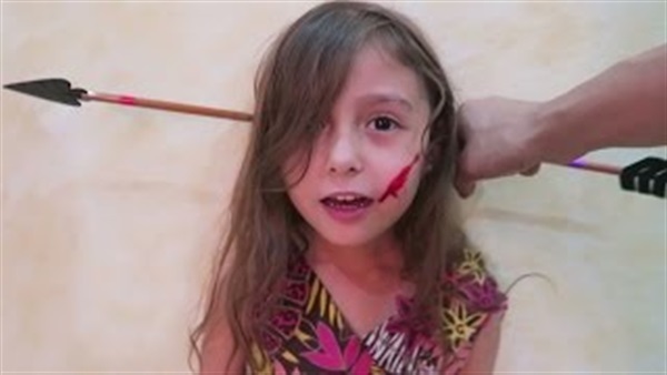 بالفيديو..سعودى يدخل سهم في رأسه ليفزع ابنته