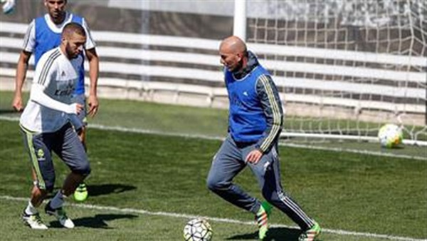 «زيدان» يتلاعب بلاعبي ريال مدريد فى تدريبات الفريق