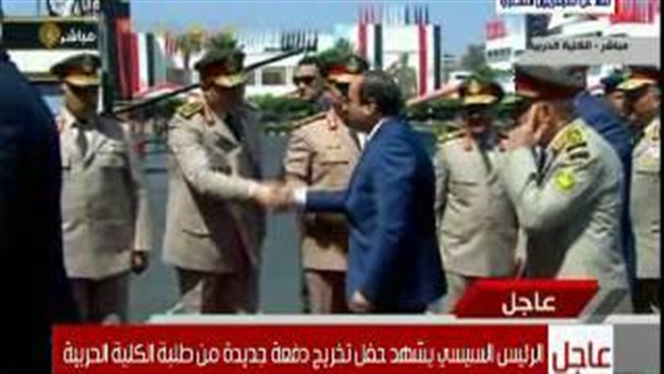 بالفيديو.. صعود «السيسي» لمنصة الاحتفال بتخرج «الحربية»