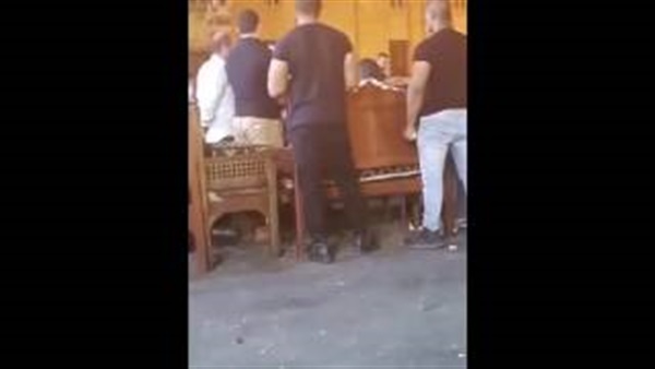 بالفيديو..خليجى يتجول شوارع القاهرة ب 6 حراس 