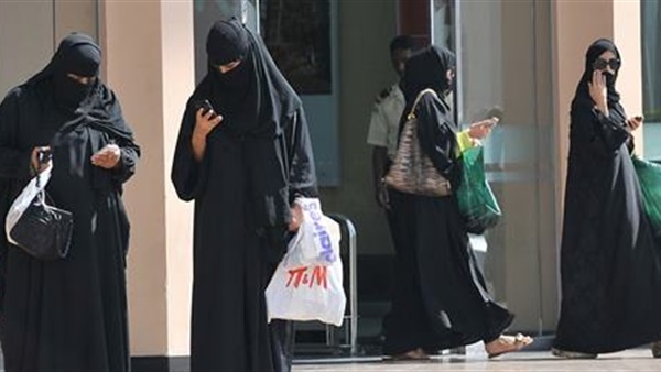 ما الذي تخفيه المرأة الخليجية تحت العباءة؟