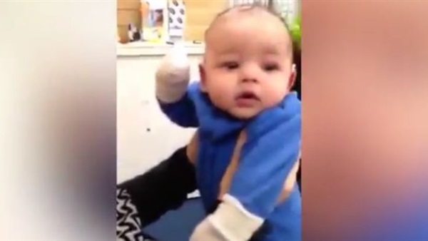 بالفيديو.. طفل «أصم» يتفاعل مع صوت أمه لأول مرة