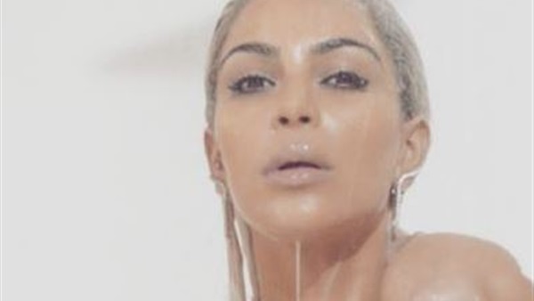 بالصور.. كيم كاردشيان تتقمص دور ممثلة إفلام إباحية