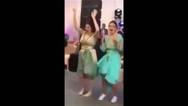 بالفيديو.. عروس تحضر «كرسي» لعريسها ليشاهدها مع  صديقاتها وهن يرقصن